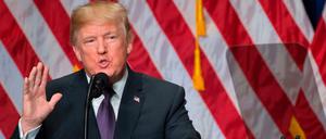 US-Präsident Donald Trump liest von einem Teleprompter ab. 