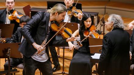 Überraschungsgast. Auch Geiger David Garrett macht beim Meister Zakhar Bron (r.) seine Aufwartung.
