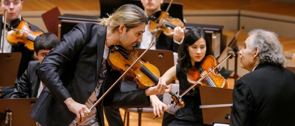 Überraschungsgast. Auch Geiger David Garrett macht beim Meister Zakhar Bron (r.) seine Aufwartung.