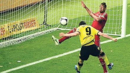 Vorm Einschlag. Robert Lewandowski (l.) trug am 12. Mai 2012 noch das Trikot der Dortmunder. Damals besiegte der BVB die Bayern im Pokalfinale mit 5:2.