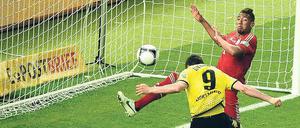 Vorm Einschlag. Robert Lewandowski (l.) trug am 12. Mai 2012 noch das Trikot der Dortmunder. Damals besiegte der BVB die Bayern im Pokalfinale mit 5:2.