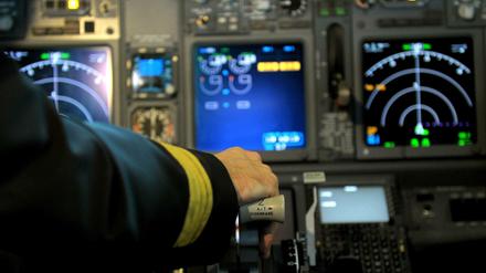 Das Cockpit einer Boeing 737-800.