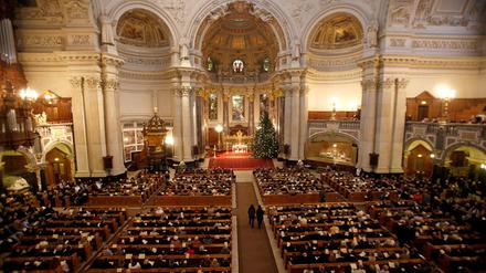 Die Kirchenbänke im Berliner Dom sind an Heiligabend dicht besetzt am Freitag.