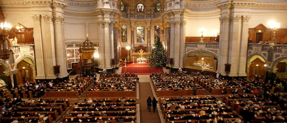 Die Kirchenbänke im Berliner Dom sind an Heiligabend dicht besetzt am Freitag.