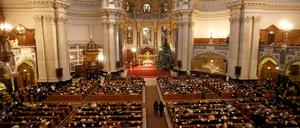 Die Kirchenbänke im Berliner Dom sind an Heiligabend dicht besetzt am Freitag.