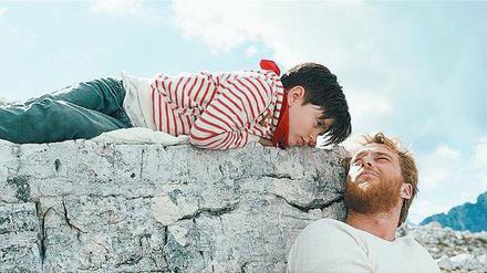 Aaron (Alexander Fehling) mit dem Sohn seiner Freundin (Arian Montgomery).