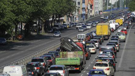 Wenn die Behörden nicht funktionieren, haben die Berliner das Nachsehen - und stehen im Stau.
