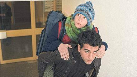 Sunnyboy Lenny (Elyas M'Barek) und der todkranke David (Philip Noah Schwarz).