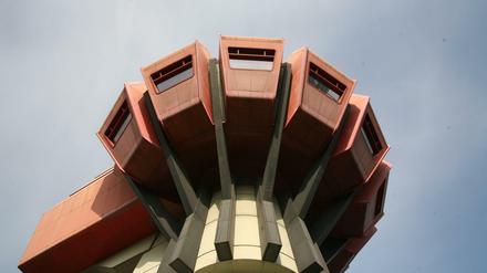 Der Bierpinsel am U-Bahnhof Schlossstrasse in Berlin-Steglitz bleibt rot.