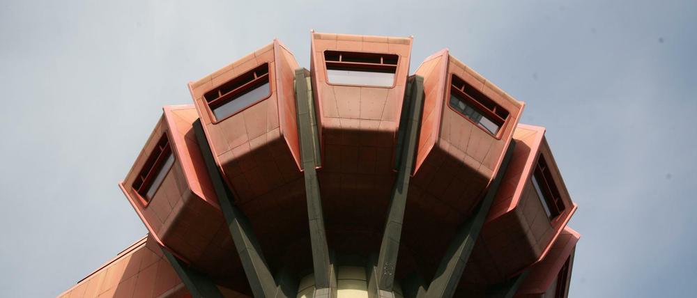 Der Bierpinsel am U-Bahnhof Schlossstrasse in Berlin-Steglitz bleibt rot.