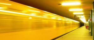 In der U-Bahn hat ein Rentner eine junge Frau bedroht.