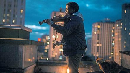 Erhebende Musik. Eine Szene aus „La Mélodie“: Nach der Schule übt Arnold (Alfred Renely) auf dem Dach das Geigenspiel.