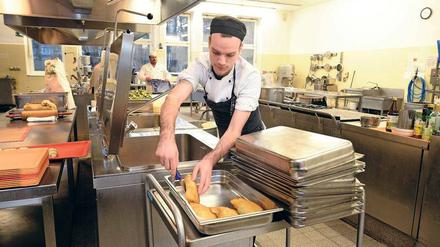 Selbst ist der Koch. Während in vielen Krankenhäusern nur aufgewärmt wird, bereitet Küchenchef Patrick Wodni, 28, in der Klinik Havelhöhe mit seinem Team alles ohne Convenience zu. 