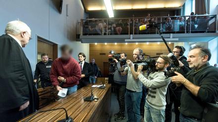 Vor der Urteilsverkündung im Sitzungssaal des Landgerichtes in Freiburg Der Angeklagte soll Anfang November 2016 eine 27 Jahre alte Joggerin in Endingen vergewaltigt und getötet haben. 