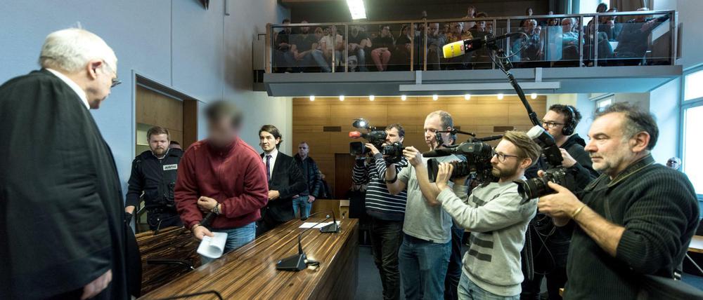 Vor der Urteilsverkündung im Sitzungssaal des Landgerichtes in Freiburg Der Angeklagte soll Anfang November 2016 eine 27 Jahre alte Joggerin in Endingen vergewaltigt und getötet haben. 