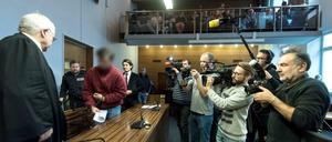 Vor der Urteilsverkündung im Sitzungssaal des Landgerichtes in Freiburg Der Angeklagte soll Anfang November 2016 eine 27 Jahre alte Joggerin in Endingen vergewaltigt und getötet haben. 