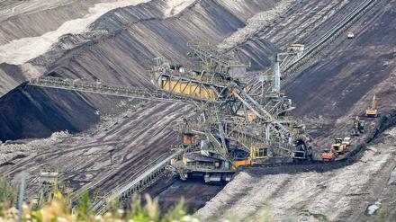 Eigentlich sollte es nur bis 2021 Geld für besonders schmutzige Kohlekraftwerke geben, die als Reserve für den Notfall vorgehalten werden. Die Energieminister schlagen nun eine Verschiebung auf 2030 vor. 