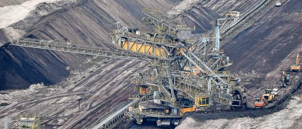 Eigentlich sollte es nur bis 2021 Geld für besonders schmutzige Kohlekraftwerke geben, die als Reserve für den Notfall vorgehalten werden. Die Energieminister schlagen nun eine Verschiebung auf 2030 vor. 