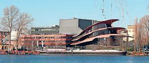 Dorthin fließt das Geld. Mehr will die Stadt unter anderem für den Sportpark Luftschiffhafen, das Hans Otto Theater und die Gesamtschule am Schilfhof (v.l.) aufwenden, deren Umfeld zum Sportforum Schlaatz gestaltet werden soll.