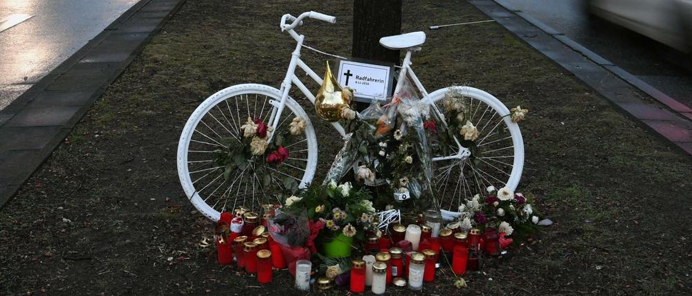 Weiße Fahrräder erinnern in Berlin an im Straßenverkehr verunglückte Radfahrer. In Weißensee stieß eine Radfahrerin am Montag mit einem LKW zusammen.