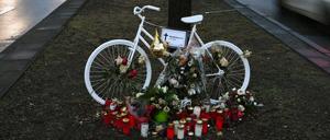 Weiße Fahrräder erinnern in Berlin an im Straßenverkehr verunglückte Radfahrer. In Weißensee stieß eine Radfahrerin am Montag mit einem LKW zusammen.