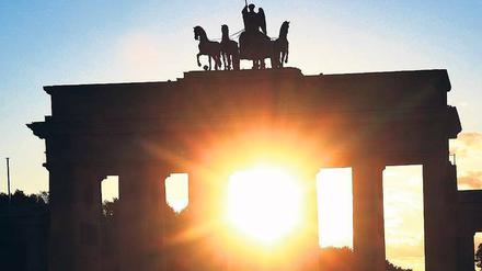 Typisch Berlin. Ihre Überstunden bummelt die Sonne über der Stadt selbst nach der Wintersonnenwende lieber am Abend ab, als morgens früher aufzustehen. 