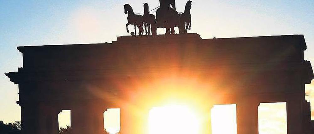 Typisch Berlin. Ihre Überstunden bummelt die Sonne über der Stadt selbst nach der Wintersonnenwende lieber am Abend ab, als morgens früher aufzustehen. 