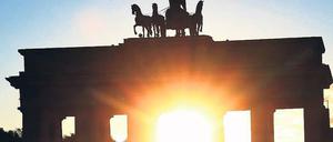 Typisch Berlin. Ihre Überstunden bummelt die Sonne über der Stadt selbst nach der Wintersonnenwende lieber am Abend ab, als morgens früher aufzustehen. 