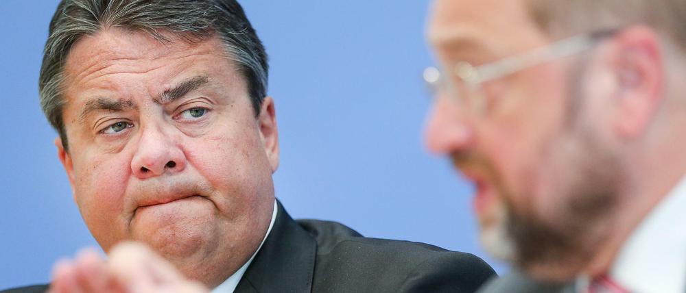 Der laute Mann im Hintergrund: Sigmar Gabriel (hier ein Foto vom Mai).