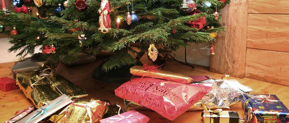 Geschenke unterm Weihnachtsbaum.