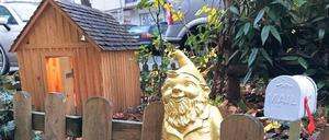 Schon mancher junge Fan hat Heinrich, den Gartenzwerg aus der Heinrich-Roller-Straße, ins Herz geschlossen und schreibt ihm Briefe.