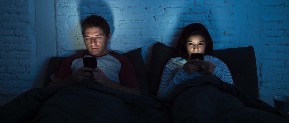 Wer sogar im Bett noch Nachrichten beantwortet, schläft schlecht, und kann auf Dauer krank werden. 