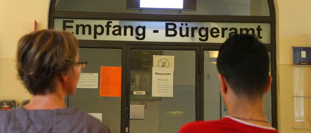Wartende Besucher im Bürgeramt Charlottenburg-Wilmersdorf.
