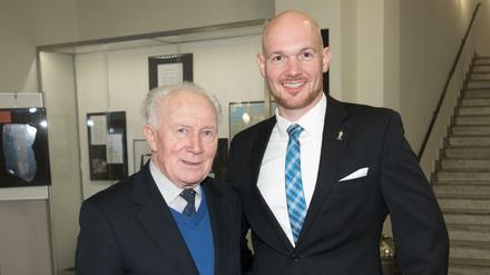 Der Kosmonaut Sigmund Jähn (li) und der ESA-Astronaut Alexander Gerst bei der Verleihung der Urania-Medaille. 