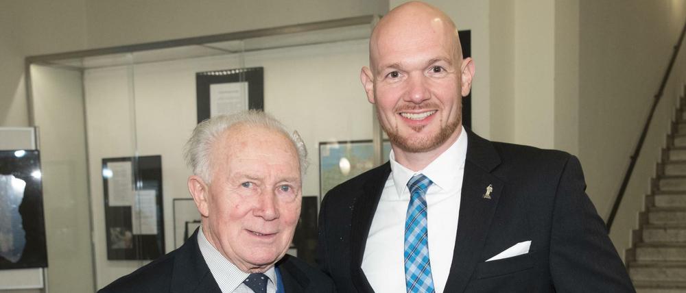 Der Kosmonaut Sigmund Jähn (li) und der ESA-Astronaut Alexander Gerst bei der Verleihung der Urania-Medaille. 