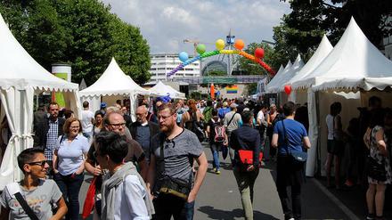 Vereine dürfen beim schwul-lesbischen Straßenfest kostenlos mitmachen, während Bars und Kneipen Standmieten bezahlen.