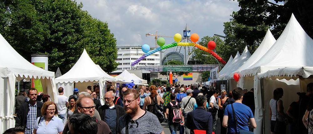 Vereine dürfen beim schwul-lesbischen Straßenfest kostenlos mitmachen, während Bars und Kneipen Standmieten bezahlen.