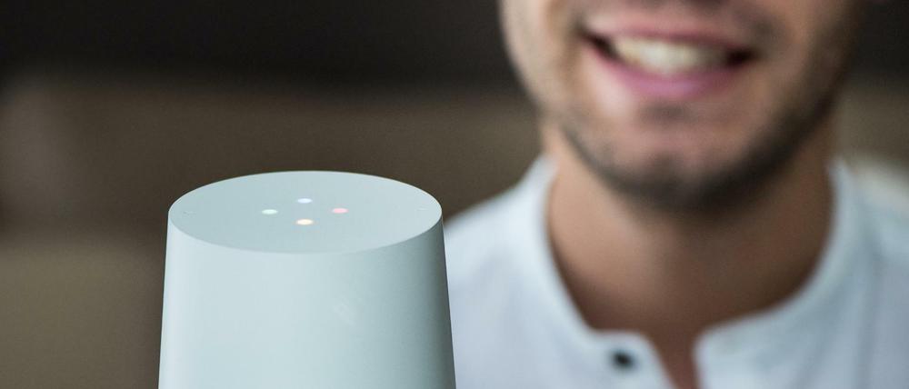 Wenn die vier bunten LED aufleuchten, ist Google Home für Sprachkommandos bereit.