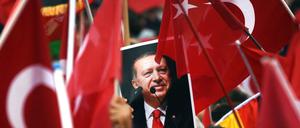 Erdogan hat viele Anhänger, aber auch viele Gegner, die ins Ausland geflohen sind. Der türkische Präsident verlangt deren Auslieferung.