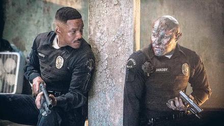Die Cops Ward (Will Smith) und der Ork Jacoby (Joel Edgerton) jagen einem Zauberstab hinterher.