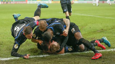 Der Paderborner Torschütze Ben Zolinski (unten) feiert seinen Treffer zum 1:0 mit seinen Teamkollegen. 