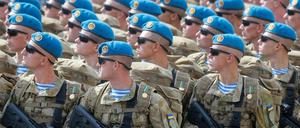 Ukrainische Soldaten in Kiew: Die US-Regierung plant offenbar Waffenlieferungen an die Ukraine. Foto: Efrem Lukatsky/AP/dpa +++(c) dpa - Bildfunk+++