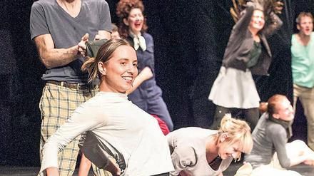 Popsongs und nicht immer ganz ernst gemeinte Tänzchen machen Bels Performance aus.