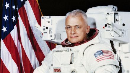 Der Astronaut Bruce McCandless in einem Raumanzug an einer Manned Maneuvering Unit (MMU), einem Düsenrucksack, den er erstmals im All einsetzte. 