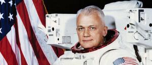 Der Astronaut Bruce McCandless in einem Raumanzug an einer Manned Maneuvering Unit (MMU), einem Düsenrucksack, den er erstmals im All einsetzte. 