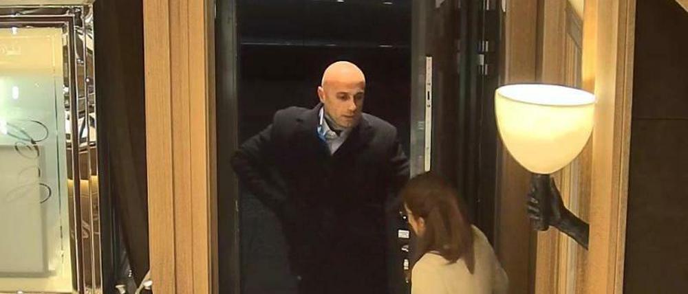 Dieser Mann gab sich als Kunde aus.