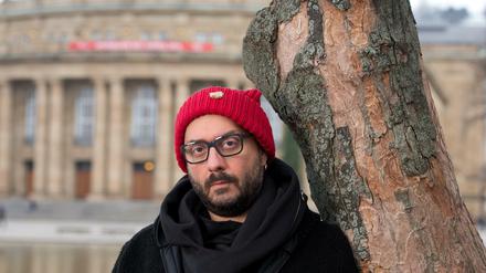 Der russische Regisseur Kirill Serebrennikow vor dem Opernhaus in Stuttgart. Seit August steht er in Russland unter Hausarrest.