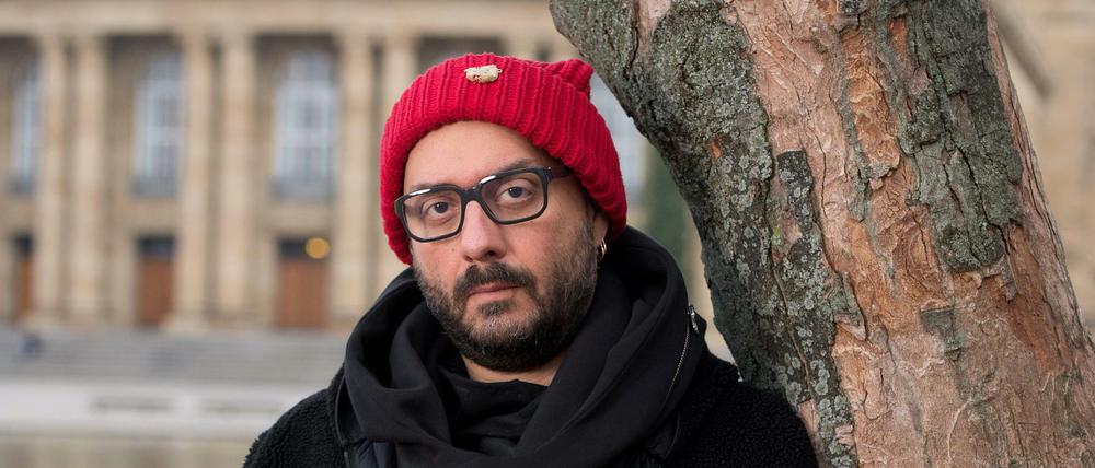 Der russische Regisseur Kirill Serebrennikow vor dem Opernhaus in Stuttgart. Seit August steht er in Russland unter Hausarrest.