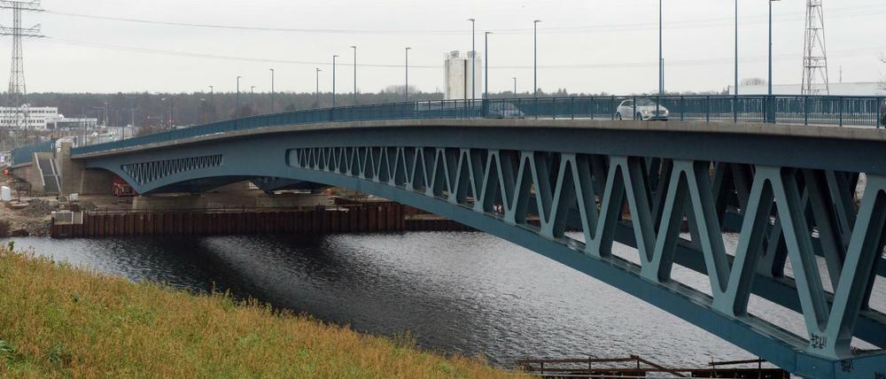 Die Minna-Todenhagen-Brücke überspannt 420 Meter und ist damit die zweitlängste Spreebrücke Berlins.