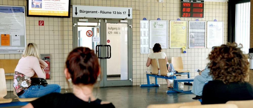 Warten gehört dazu auf dem Bürgeramt in Berlin Kreuzberg im Rathaus Kreuzberg. 